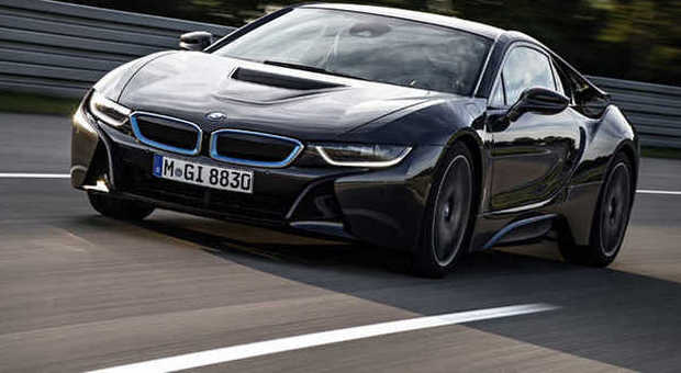 La bellissima BMW i8 in carbonio, una sportiva 2+2 che concilia prestazioni ed emissioni