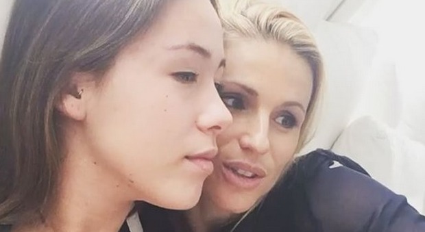 Michelle Hunziker e la figlia Aurora alla ricerca del selfie perfetto: il video è esilarante