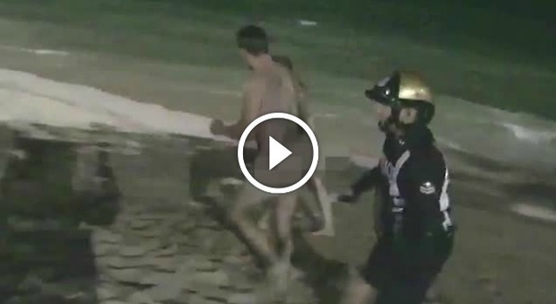 Coppia di turisti fa sesso in acqua e viene arrestata: il video e l'imbarazzo