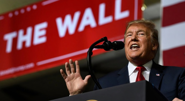 Trump ci riprova: 8,5 miliardi di dollari per il muro col Messico