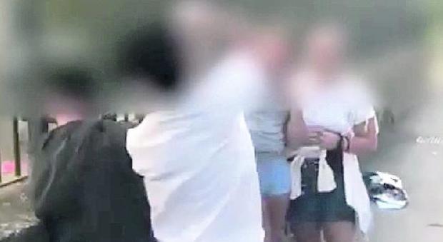 Choc a Napoli, 11enne picchiato e filmato da tre bulli: nei video le risate degli amici