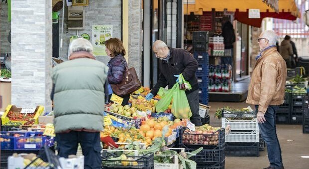 Roma, aumentano i prezzi anche nei mercati rionali: pane e pesce alle stelle