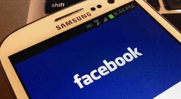 Facebook stringe accordi con Samsung: insieme per realizzare uno smartphone