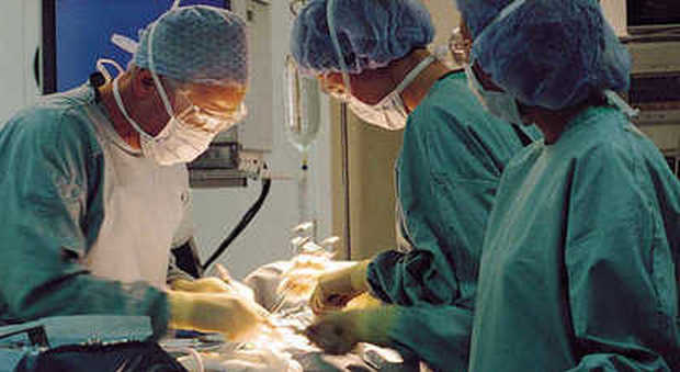 Intervento chirurgico in diretta Facebook: il medico filma tutto