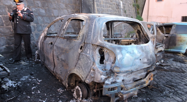 Rocca Priora, piromani in azione: incendiate sette auto vicino al palazzo del Comune