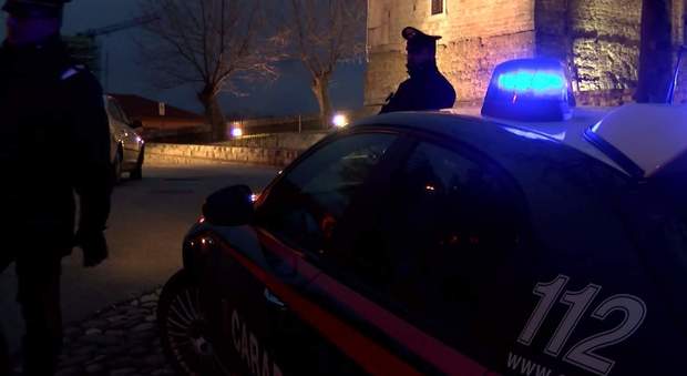 Trova i ladri in casa e chiama i Carabinieri: bloccati e denunciati tre giovani