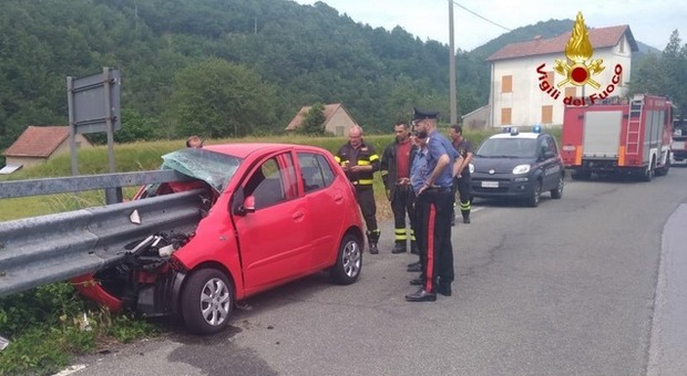 Genova, l'auto viene infilzata dal guardrail: automobilista salvo per miracolo