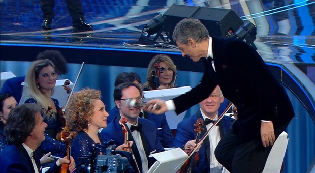 Fiorello scherza con Maria Letizia Beneduce durante l'ultima serata del Festival di Sanremo