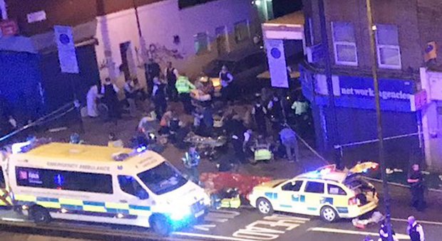 Londra, la vittima dell'attacco alla moschea aveva già un malore: investito mentre tentavano di rianimarlo