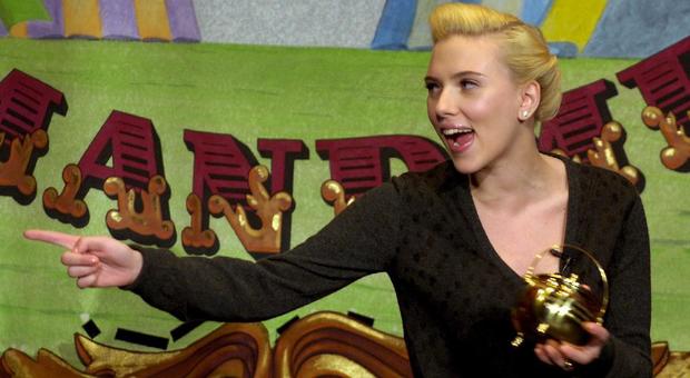 Scarlett Johansson torna "vedova nera" ed eguaglia la paga degli uomini