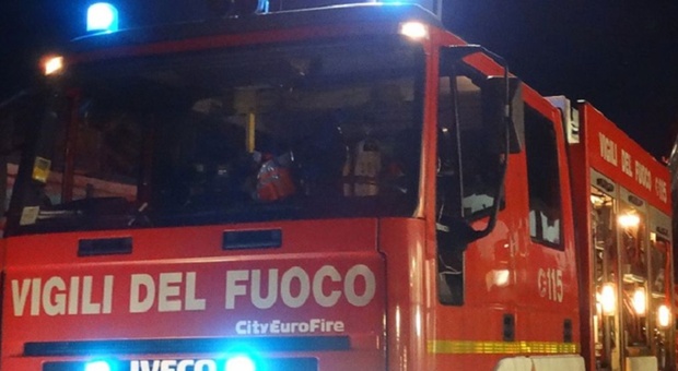 Incendio a Roma nella notte, evacuati otto appartamenti: sette persone intossicate
