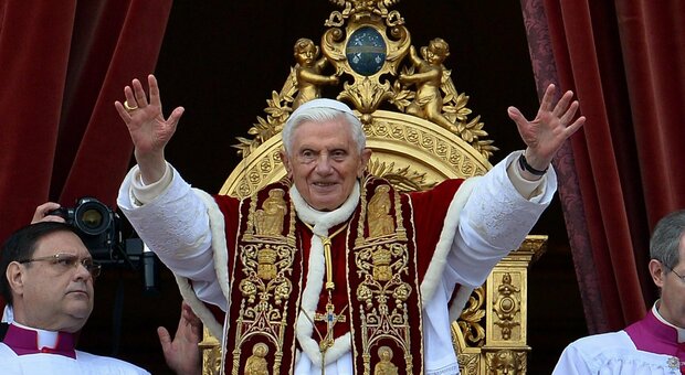 Morto papa Ratzinger, salma esposta a San Pietro dal 2 gennaio. La Russa: «Grande tristezza»