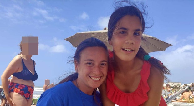 Bambina di 11 anni salva tartaruga Caretta Caretta in spiaggia a Foce Verde