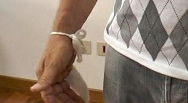 Il vigile con il dito fratturato dopo la medicazione
