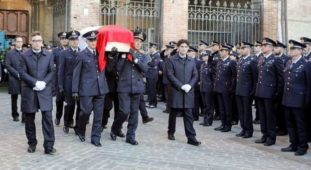 Chiaravalle, l'addio a Fabio Giacconi con i militari sull'attenti e il Silenzio