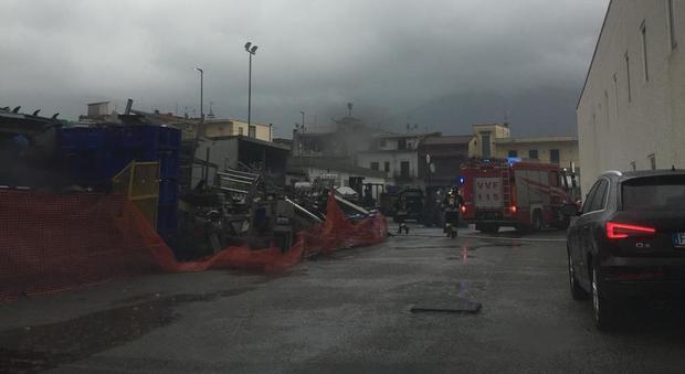 Tensione in via Santa Maria ad Angri, fumo nel piazzale di proprietà Feger