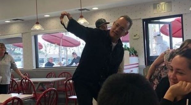 Tom Hanks entra nel ristorante e paga il pranzo a tutti: i selfie fanno il giro del web