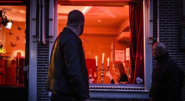 Amsterdam potrebbe dire addio al quartiere a luci rosse e alle ragazze in vetrina: la proposta della sindaca fa discutere
