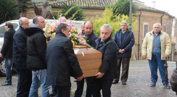 Folla in lacrime per l'addio a Christian Langiotti