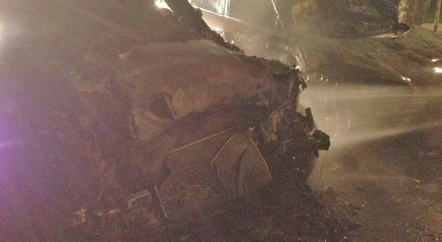 Auto in fiamme: sembra doloso, distrutte Mini e Range Rover