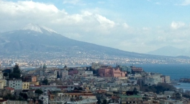 Gelo a Napoli, sulla cima del Vesuvio torna la neve | Previsioni