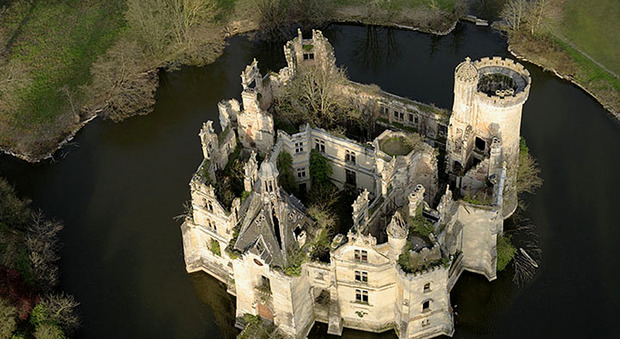 immagine Il castello di Mothe-Chandeniers è spacciato, 6.500 persone si incontrano sul web e lo comprano
