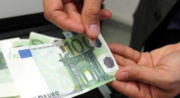 Benevento, aveva in borsa mille euro in banconote da 100 false: arrestata