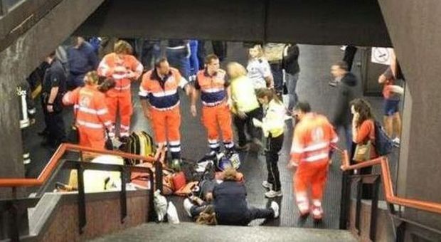 Milano, resta incastrata tra treno e banchina e muore: tragedia alla stazione Inganni