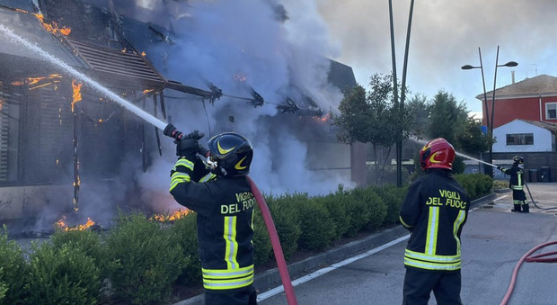 Incendio al McDonald's, clienti e personale in fuga: «Distrutto il tetto»