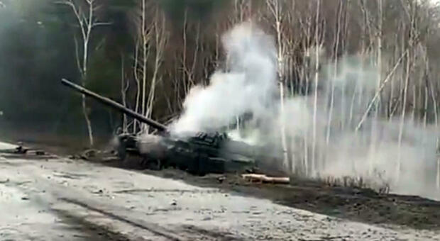 Molti carri armati russi abbandonati nelle strade ucraine: la spiegazione del Pentagono