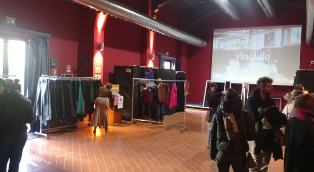 Il Caos di Terni ospita il mercatino dell'usato: vestiti a 40 euro al chilo