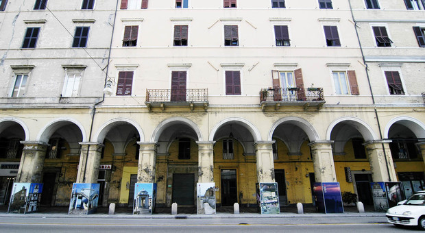 Ancona, coltello alla gola per 5 euro: un netturbino picchiato e rapinato