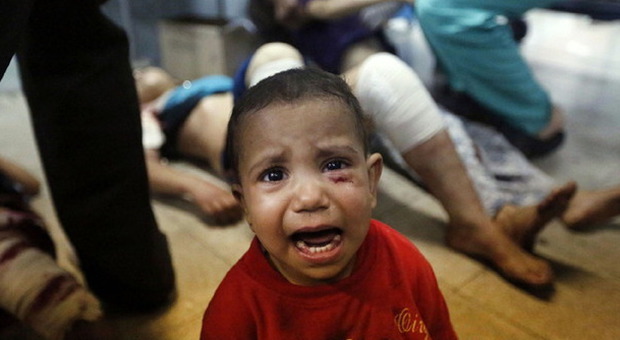Bambino ferito nel raid contro la scuola (foto Lefteris Pitarakis-Ap)