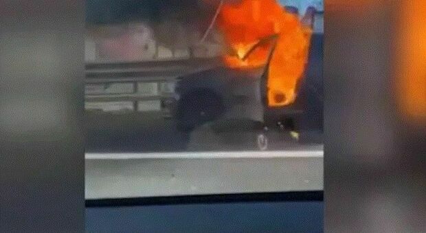Roma, riprende auto a fuoco sul Gra invece di prestare soccorso: l'automobilista muore bruciato, indagato l'autore del video (virale sui social)