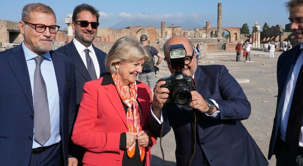l ministro della Cultura Gennaro Sangiuliano e la commissaria europea Elisa Ferreira in visita agli scavi di Pompei