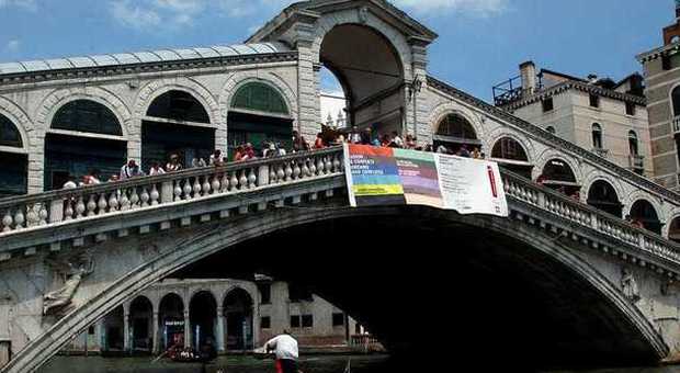 Il ponte di Rialto a Venezia (LaPresse)