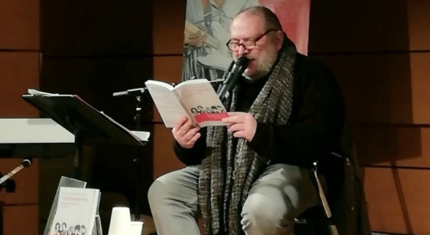 Il poeta, scrittore e performer milanese Vincenzo Costantino “Cinaski”