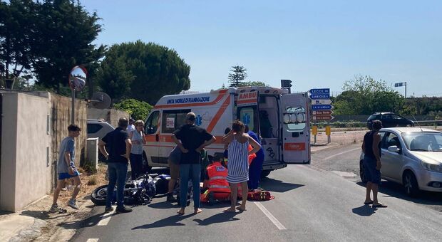 Salento, incidente sulla provinciale Gallipoli-Sannicola: auto contro moto, il centauro 38enne ha la peggio