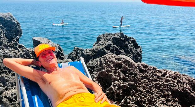 Gianni Morandi prende il sole sulla scogliera: «Domenica in Paradiso»