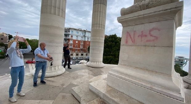 Ancona, Monumento sfregiato dalla pulizia fai-da-te: il verbale finisce in procura
