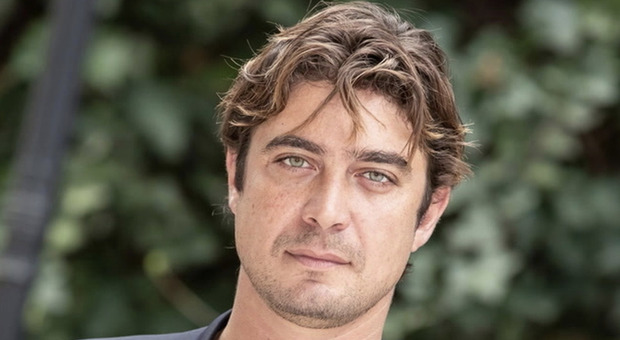 https://statics.cedscdn.it/photos/MED/26/97/8702697_08175455_riccardo_scamarcio.jpg