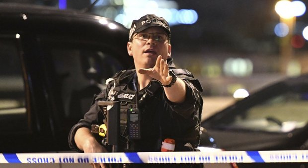 Attentato a Londra, poliziotto rugbysta affronta da solo i tre terroristi