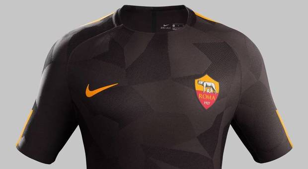 Roma, presentata la terza maglia: marrone scuro con dettagli arancioni