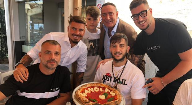 Manolas festeggia la vittoria sul Liverpool con pizza dal suo nome