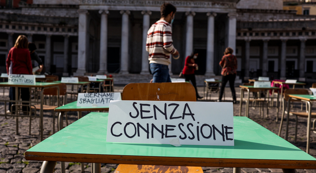 Riapertura scuole, in piazza i genitori No Dad della Campania: «Riaprire subito i licei»