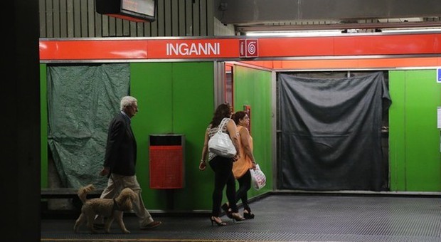 La fermata della metro di Milano dove stanotte è morta una donna