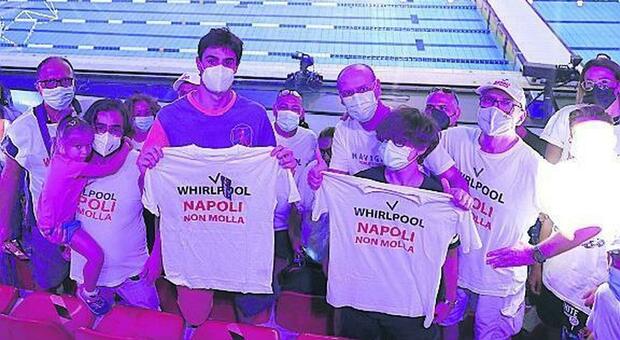 Whirlpool Napoli, gli operai con i campioni di nuoto: «Noi lottiamo come loro»