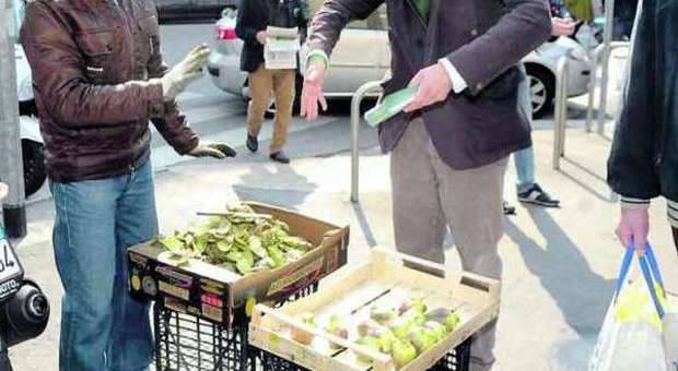 Milano, non solo borse e accessori: gli abusivi ​nei mercati ora vendono anche frutta e verdura