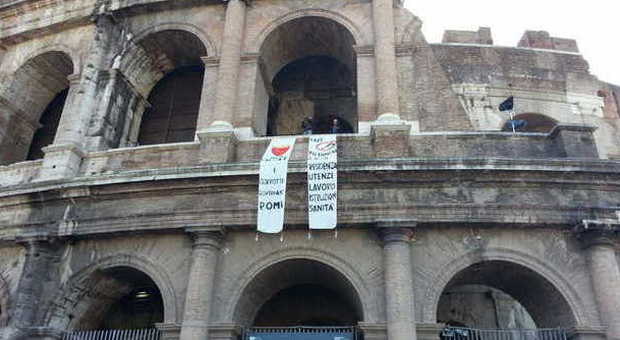 Roma, blitz dei movimenti per la casa sul Colosseo