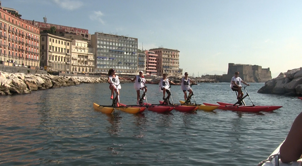 Waterbike, le bici corrono in acqua nel Golfo di Napoli a difesa dell'ambiente